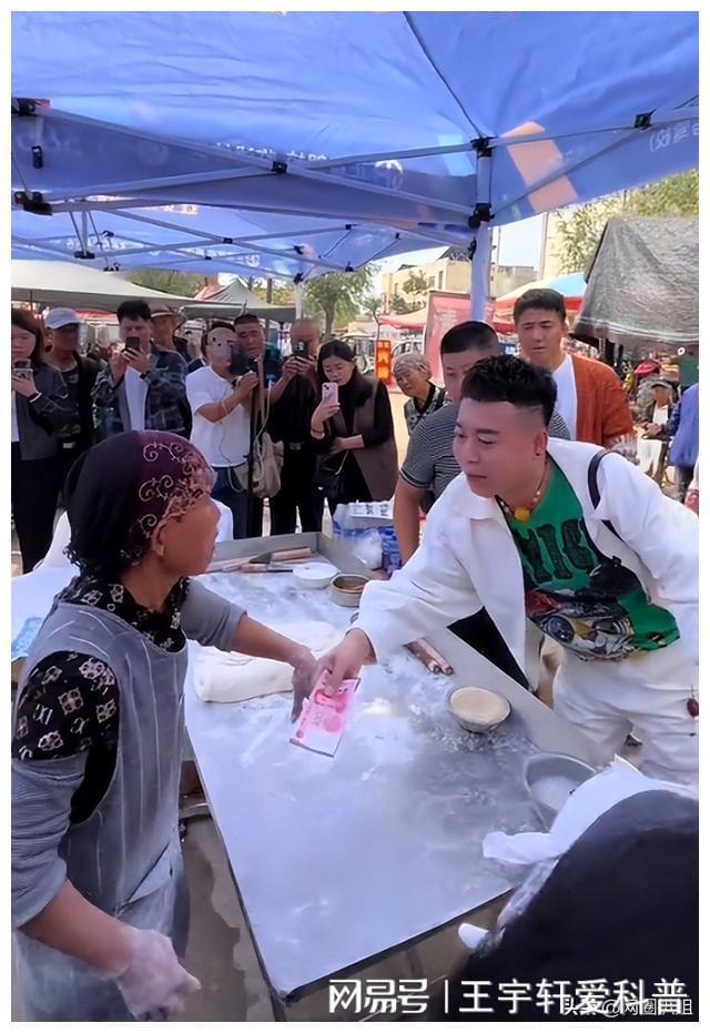 穿着打扮提高了个档次果然红气养人龙8体育烤牌姑娘称自己不想当网红(图5)