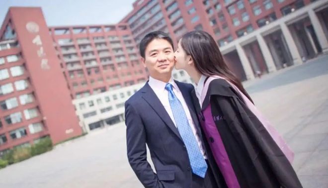 步最新动态曝光引关注。章泽天与杨天真国外徒(图4)